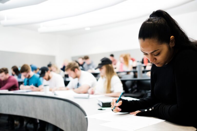 hoc nganh kinh te nen du hoc nuoc nao -0123