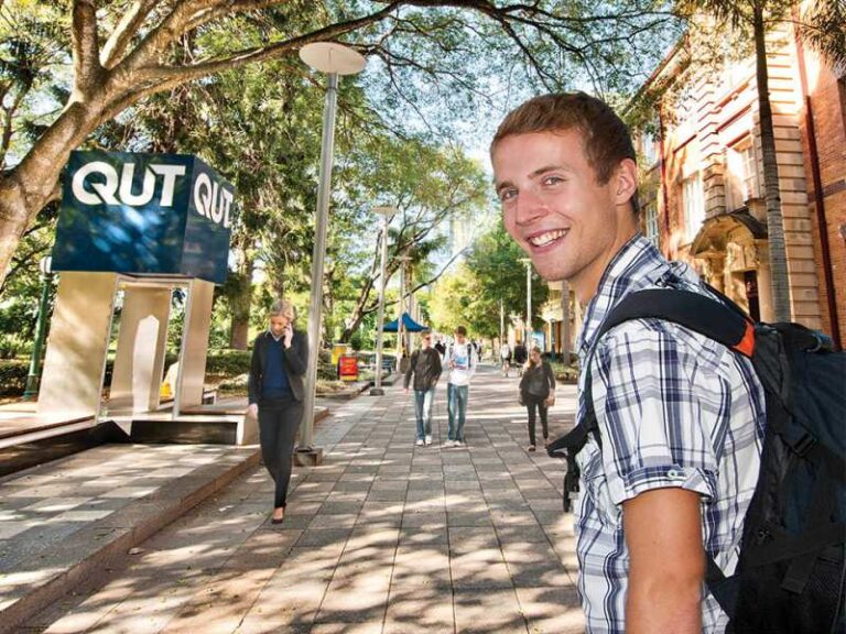 Đại học Công nghệ Queensland QUT 13