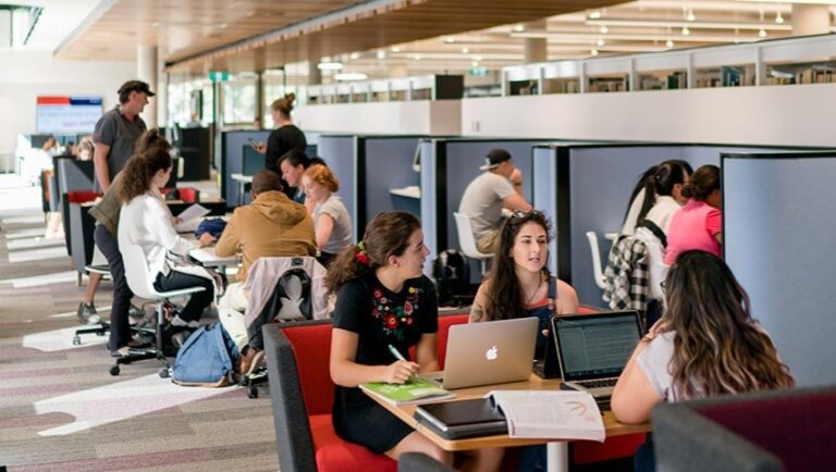 đại học công giáo úc 2