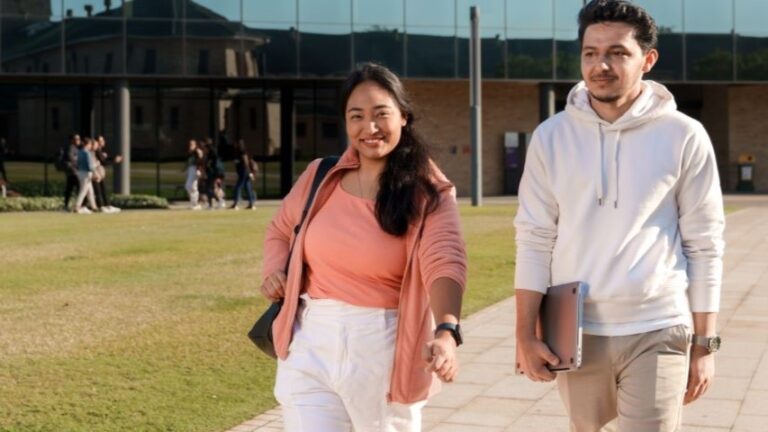 đại học công giáo úc 44