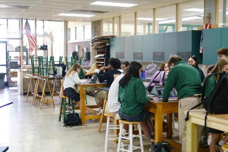 Trung học Holy Savior Menard Central High School tại Louisiana Mỹ 2