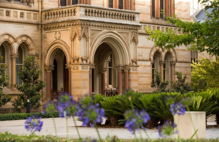 học phí đại học Adelaide Úc 1