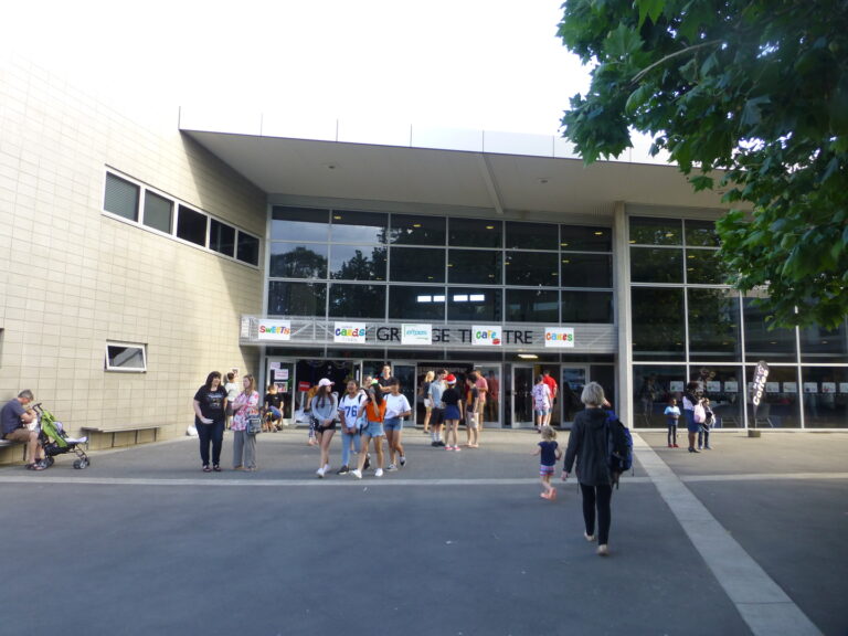 Trường Middleton Grange 2